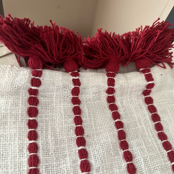 Red and white placemats with tassels NWT - Picture 2 of 3
